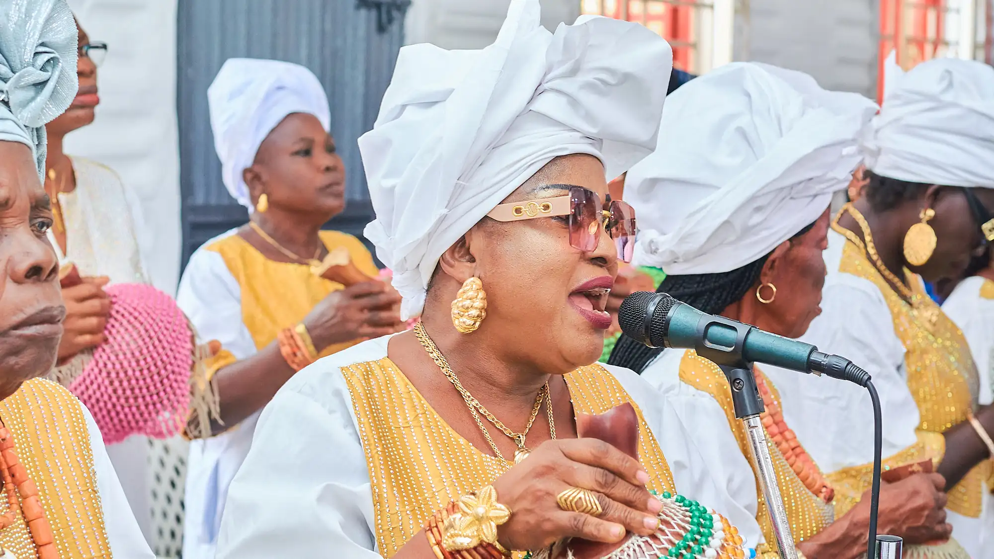 Des choristes en tenue de fête chantent ensemble